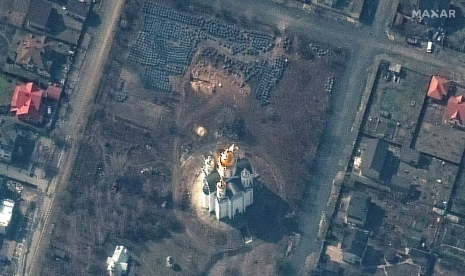 Esta imagen satelital muestra el lugar que se ha acondicionado como cementerio, cerca de la iglesia de San Andrés y Pyervozvannoho, en bucha.