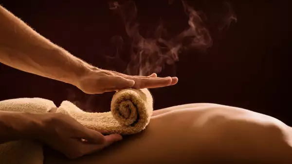 A,Professional,Therapist,Applies,A,Hot,Towel,On,The,Back