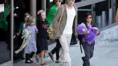 Reconocidos, sensuales, famosos y altruistas. Brad Pitt y Angelina Jolie adoptaron un niño de Cambodia, uno de Vietnam y una niña de Etiopía, a quienes se le suman sus 3 hijos biológicos.