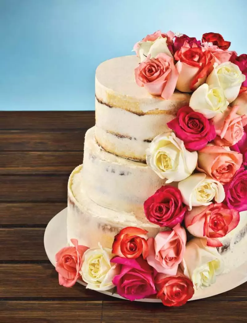 El clásico wedding cake está listo para hacer su regreso triunfal de la mano de una nueva tendencia: naked cakes, el minimalismo romántico de la pastelería.