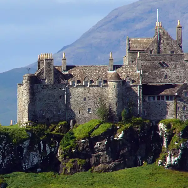 Este castillo se encuentra en Escocia. En este lugar vivieron los MacCleans y los Duart. Esta impresionante construcción se encuentra en la orilla de la isla del Mull. Se cree que fue contruido en ...