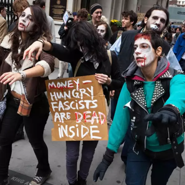 Los arrestos de 700 personas en el Puente de Brooklyn el fin de semana desataron el enojo de los manifestantes que acampan en un parque en Manhattan.