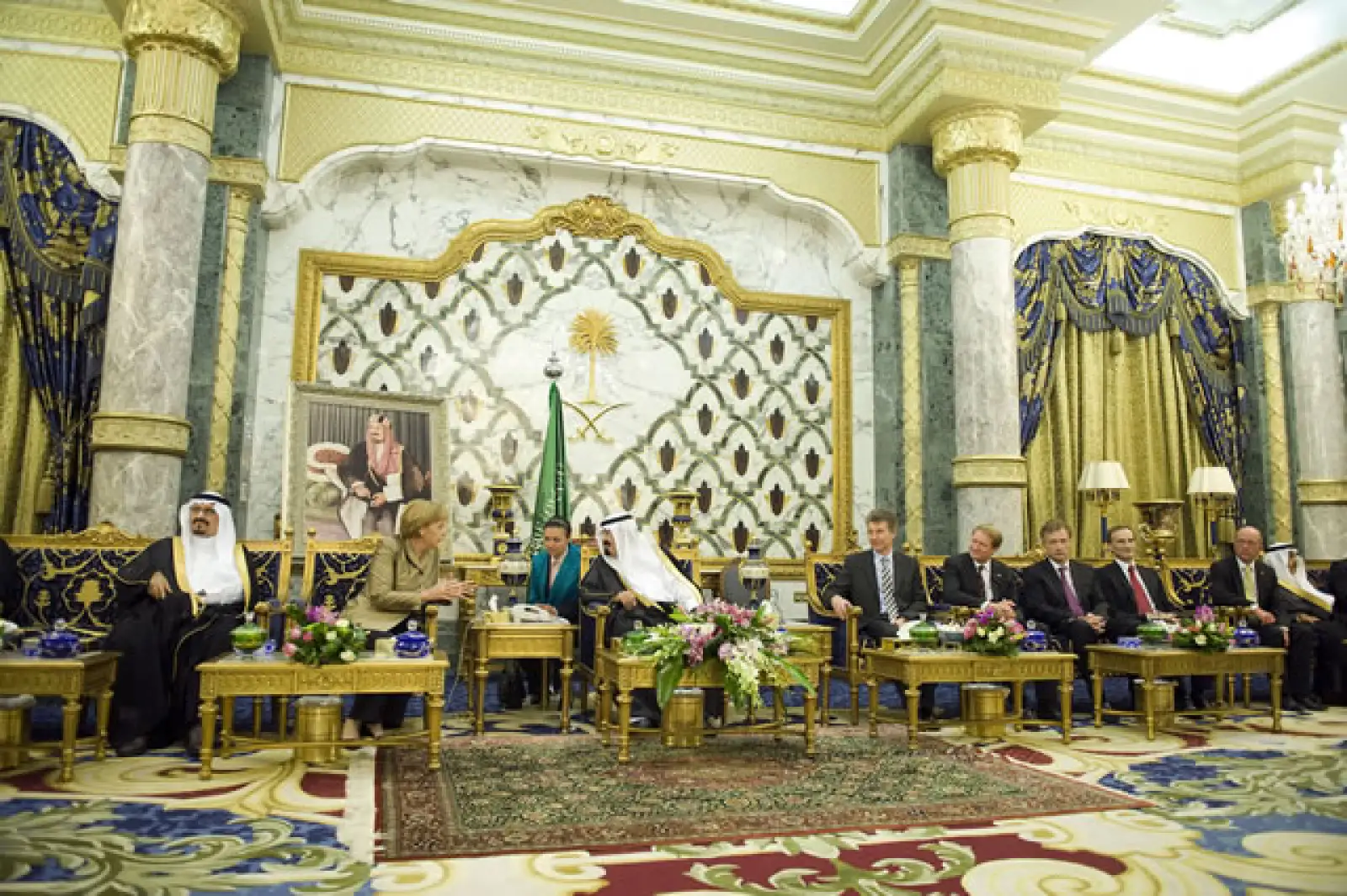En el 2010, la canciller alemana Angela Merkel lo visitó en su palacio.