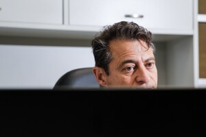 Una de las recomendaciones que da a empresarios, el experto, es apostar por ideas "locas"