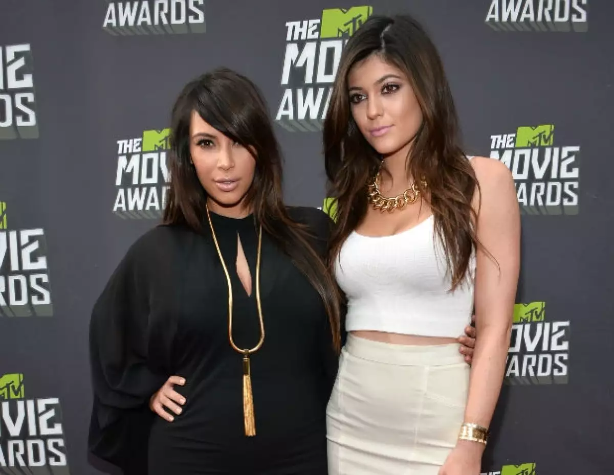 Como buena hermana mayor, Kim confesó en una entrevista lo buena que es la joven de 17 para maquillarse, además de contar cómo logra tal efecto voluminoso.