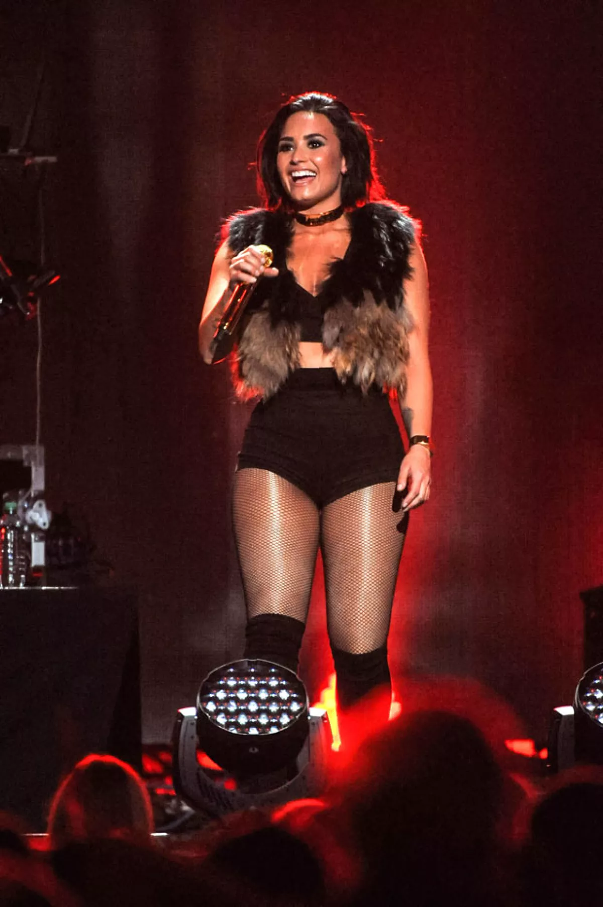 Demi estaba cantando Cool for the Summer cuando cayó en pleno escenario.