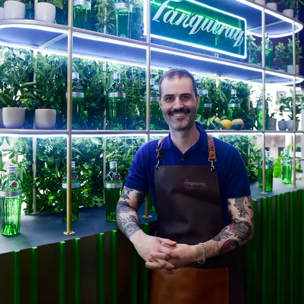 James Grant frente a barra Tanqueray