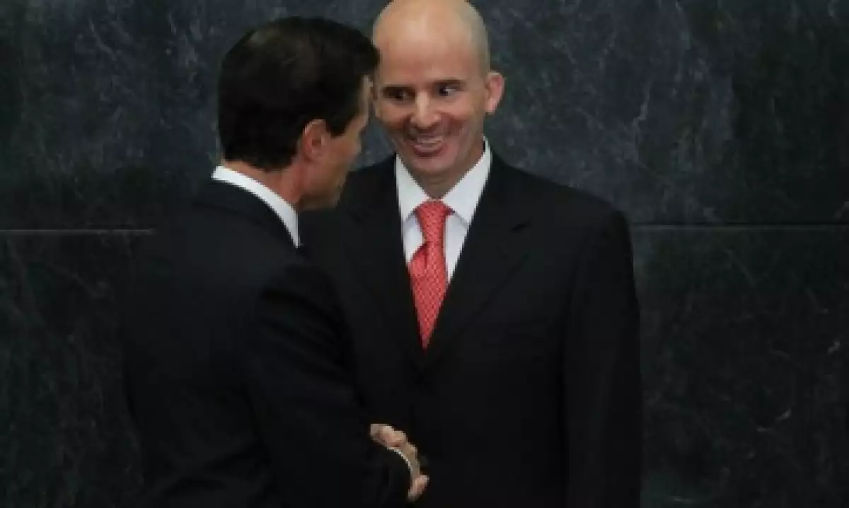 González Anaya recibe la felicitación de Peña Nieto en la ceremonia de presentación este lunes (Foto: Cuartoscuro)