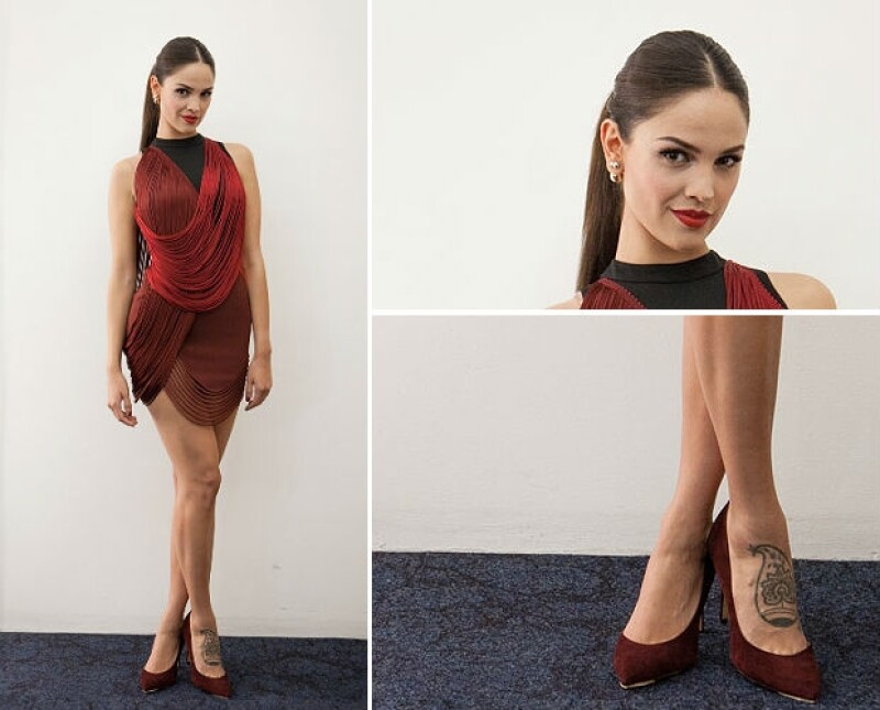 Eiza en un vestido Stella McCartney, zapatos Charlotte Olympia y aretes Dior.