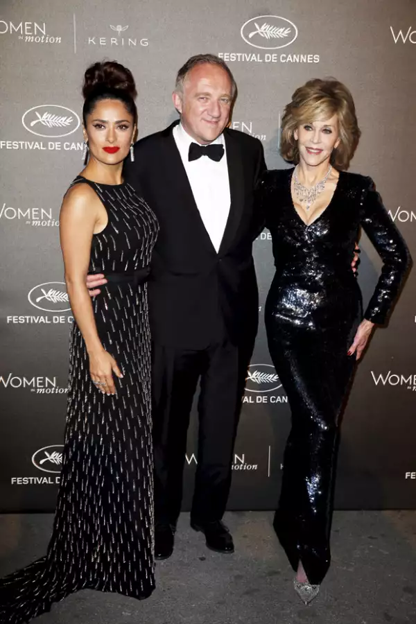 Otra de las actrices que ha impresionado con sus looks en este festival es Salma Hayek, con quien posó a la entrada de la cena Women in Motion.