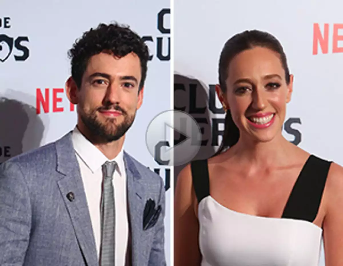 Futbol, familia, herencias... Asistímos a la green carpet de Club de Cuervos junto a Luis Gerardo Méndez y grandes invitados quienes respondieron nuestro divertido cuestionario.