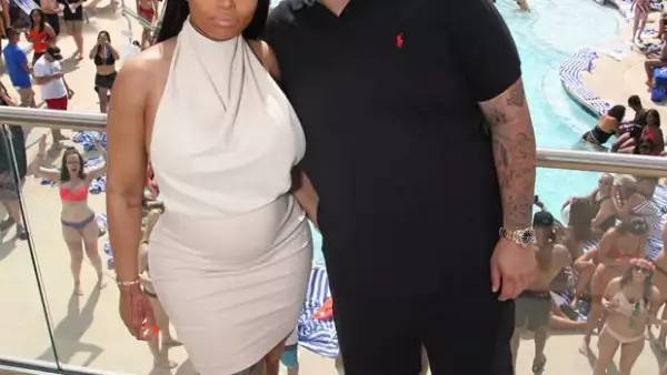 Parece que la pareja vive una crisis previo al nacimiento de su hijo y es que este fin de semana él decidió borrar todo rastro de su prometida.