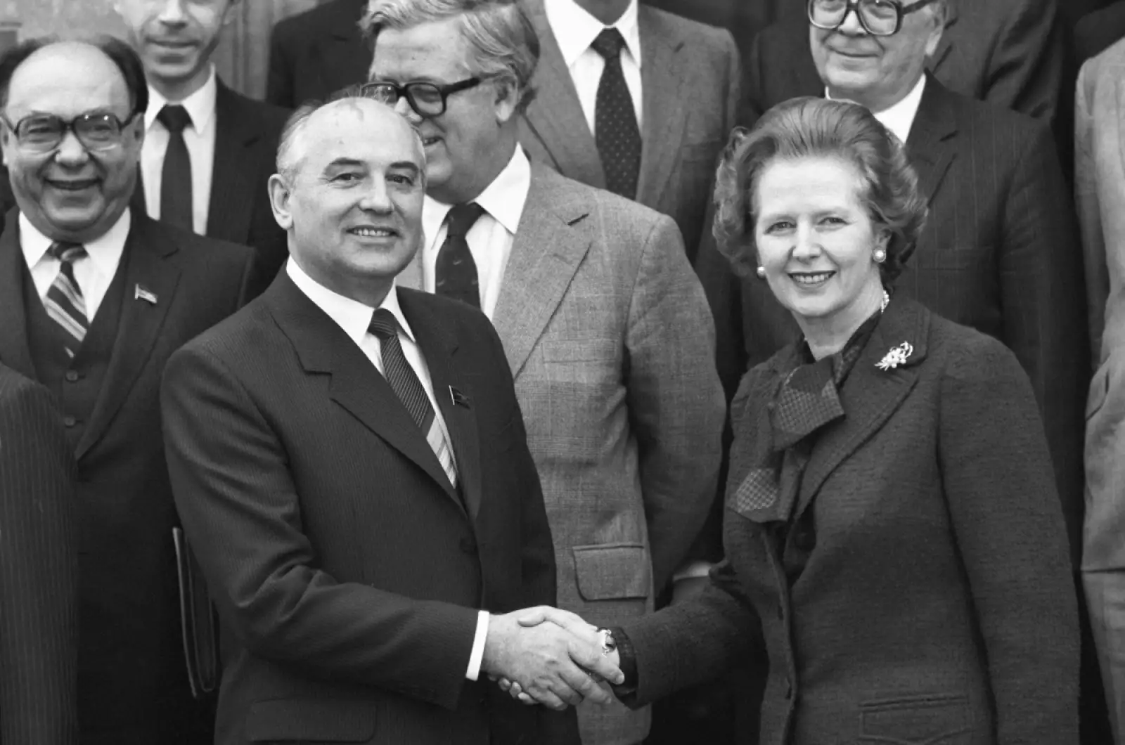 Mijaíl Gorbachov le da la mano a la primera ministra británica Margaret Thatcher en Checkers el 16 de diciembre de 1984.