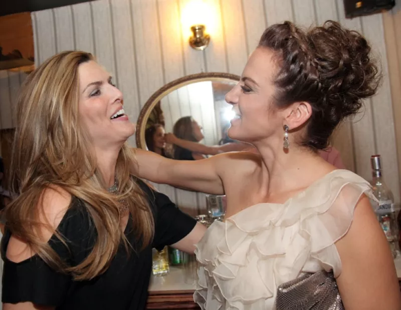 La actriz, acompañada de grandes amigos como Cristián de la Fuente, Montserrat Oliver y Fabiola Campomanes, entre otros, festejó un año de su debut como empresaria.