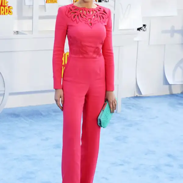 La actriz fue una de las mejor vestidas de los MTV Awards con un jumpsuit coral Zuhair Murad. Optó por unas sandalias `Nicole Pineapple´ Sophia Webster y un clutch verde menta.
