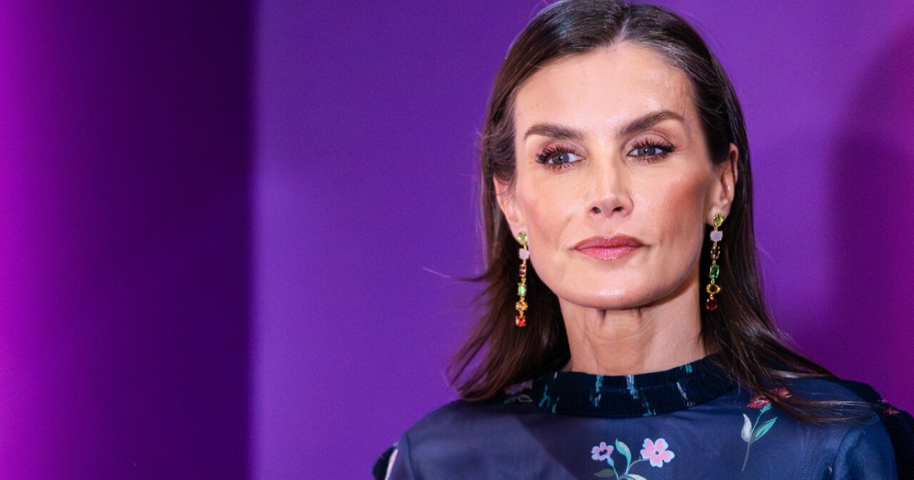 Un dúo icónico: la reina Letizia celebra junto a Adolfo Domínguez su 50 aniversario