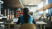 Mexicanos con licenciatura o posgrado en EU son de los peor pagados, por debajo de África