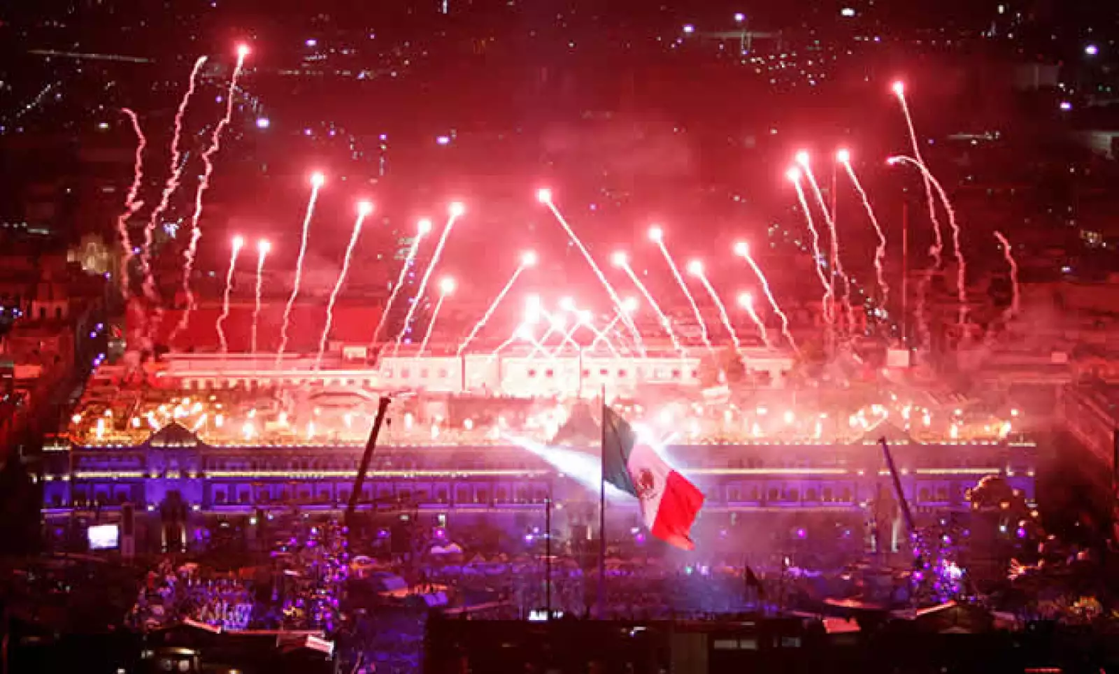 El Zócalo capitalino congregó a más de 100,000 personas, según fuentes oficiales del gobierno del DF.