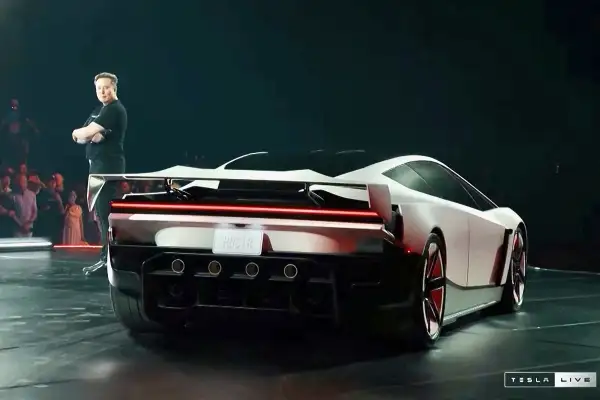 Una captura tomada el 16 de octubre de 2026 a partir de una transmisión en directo difundida por Tesla muestra al multimillonario tecnológico Elon Musk presentando, el 15 de octubre, el coche eléctrico Roadster de nueva generación en McGregor, Texas, Estados Unidos. 