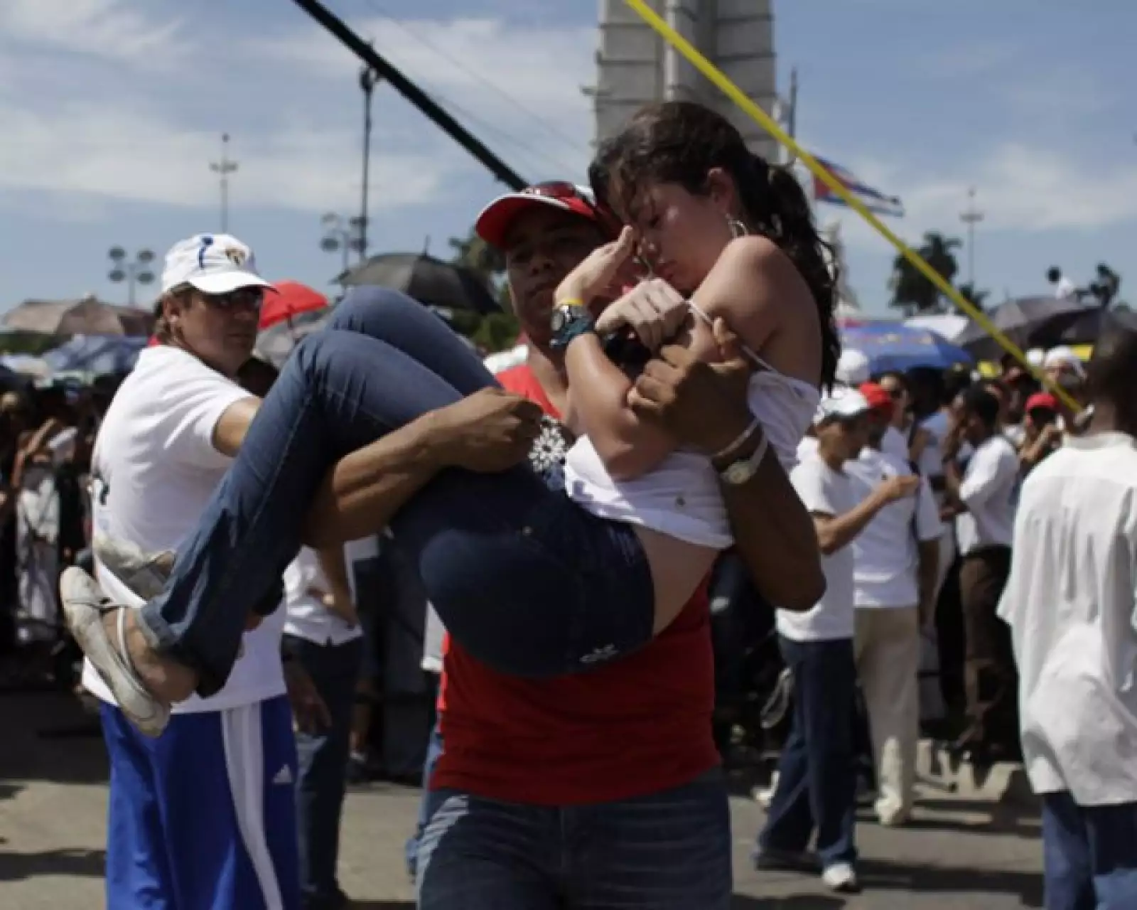 Algunas personas a la espera del inicio del concierto se desvanecieron por el calor.