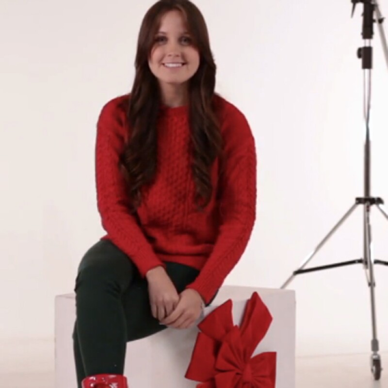 Le pedimos a las estrellas que celebraron con nosotros una sesión de fotos muy navideña que nos dijeran cuáles son los 12 regalos que les encantaría recibir esta Navidad.