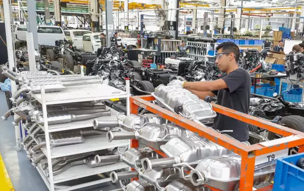 Un trabajador de la planta de JAC de México verifica el estado de algunas piezas. 