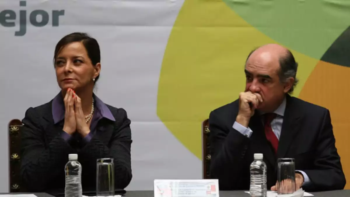 En una imagen de 2009, Purificación Carpinteyro aparece a un lado del entonces secretario de Comunicaciones y Transportes, Luis Téllez