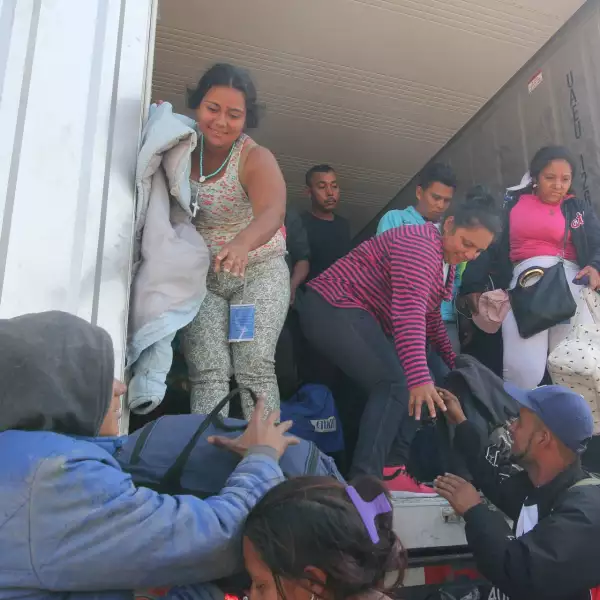 IRAPUATO, GUANAJUATO, 11NOVIEMBRE2018.- Cerca de 800 migrantes llegaron a las instalaciones del DIF, los centroamericanos arribaron en varias cajas de trailers, ahí bajaron con sus pertenencias para tomarse un descanso en su peregrinar hacia la frontera con los Estados Unidos.
FOTO: GUSTAVO BECERRA /CUARTOSCURO.COM