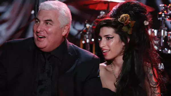 Padre de Amy Winehouse indemnizará a amigas de su hija por disputa de objetos subastados
