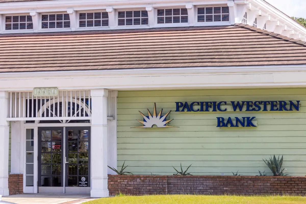banco cayendo en una grieta
