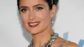 Como ya es habitual verla, Salma Hayek llegó muy guapa. Esta vez decidió llevar el pelo recogido.