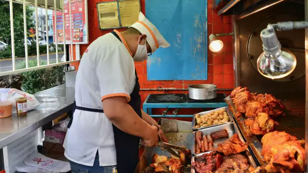 De las carnitas al omelette, ¿por qué se dispararon los precios de la carne, el pollo y el huevo en México?