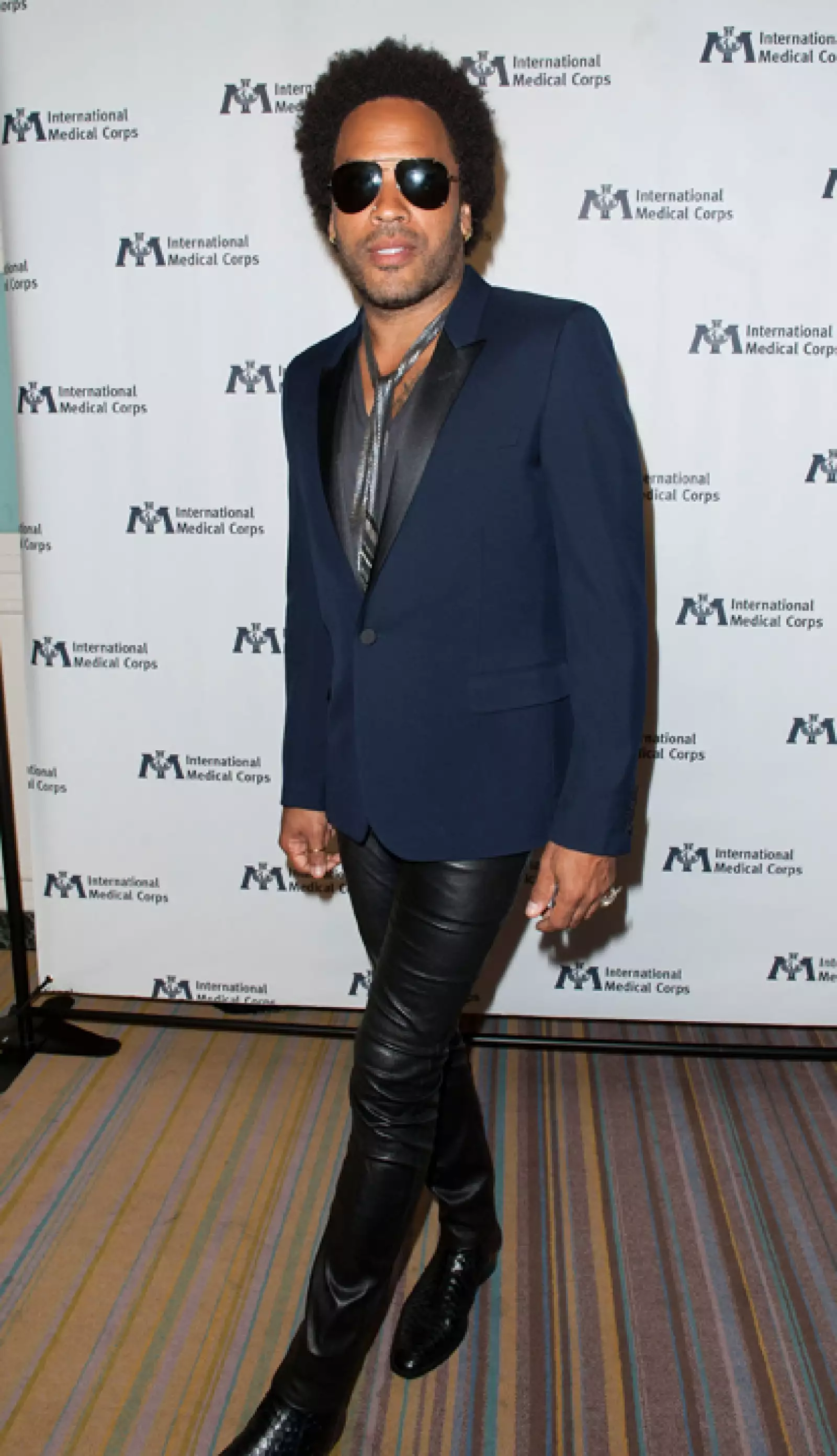 Lenny Kravitz tiene un aire de misterio que tal vez le de el hecho de ser parte aricano americano, parte ruso, parte judío y parte de las Bahamas.