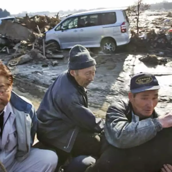 habitantes de sendai en medio de lodo