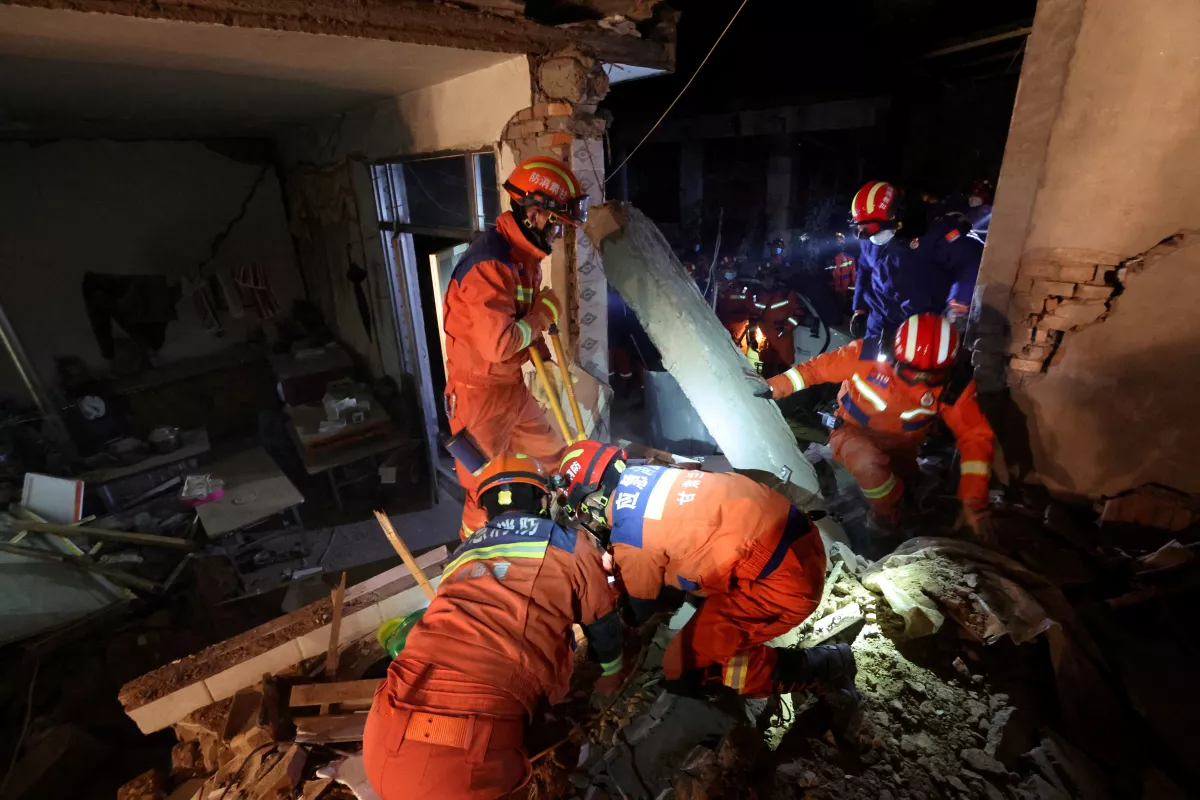 Los trabajadores de rescate llevan a cabo operaciones de búsqueda y rescate en la aldea de Kangdiao después del terremoto en el condado de Jishishan, provincia de Gansu, China, el 19 de diciembre de 2023.