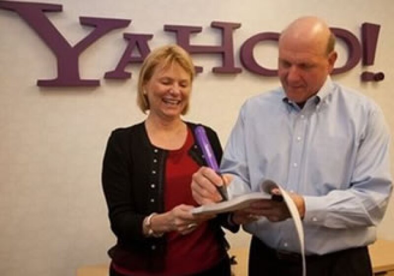 Carol Bartz y Steve Ballmer, presidentes de Yahoo y Microsoft, respectivamente, celebraron el acuerdo tecnológico entre ambas compañías. (Foto: Reuters)