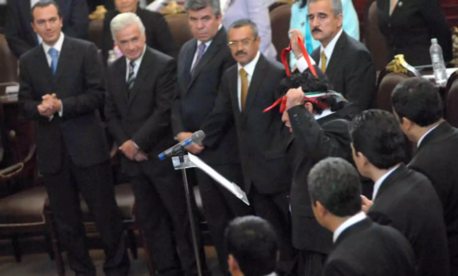 Rafael Acosta gritó “¡muera el PT traidor!” en su protesta como delegado de Iztapalapa ante la ALDF y sus efímeros colegas, entre ellos Demetrio Sodi (seg. izq a der), de Miguel Hidalgo. Luego, “Juanito” pidió licencia para ceder el cargo a Clara Brugada.