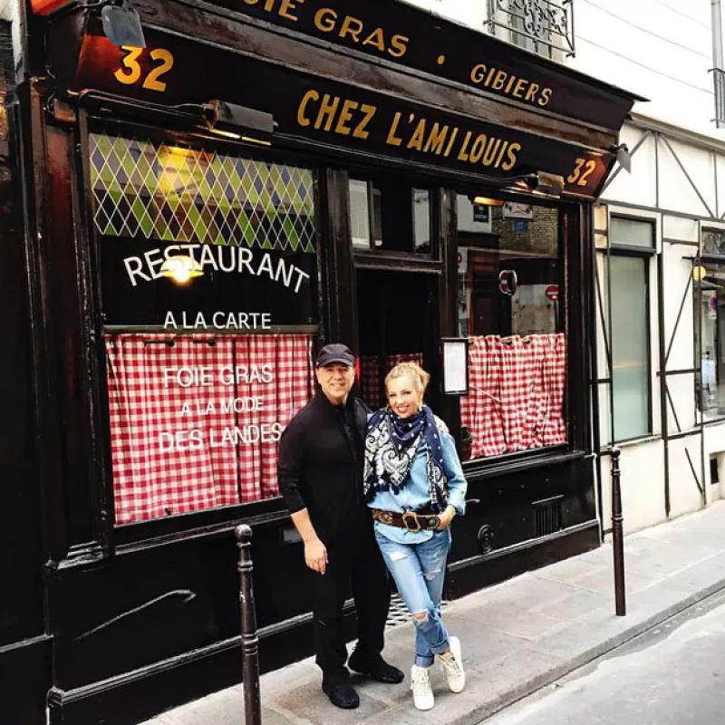 En su viaje por Europa, la cantante y su esposo hicieron una parada muy especial: París, en donde disfrutaron de su amor y, sobre todo, del 66 aniversario del empresario.