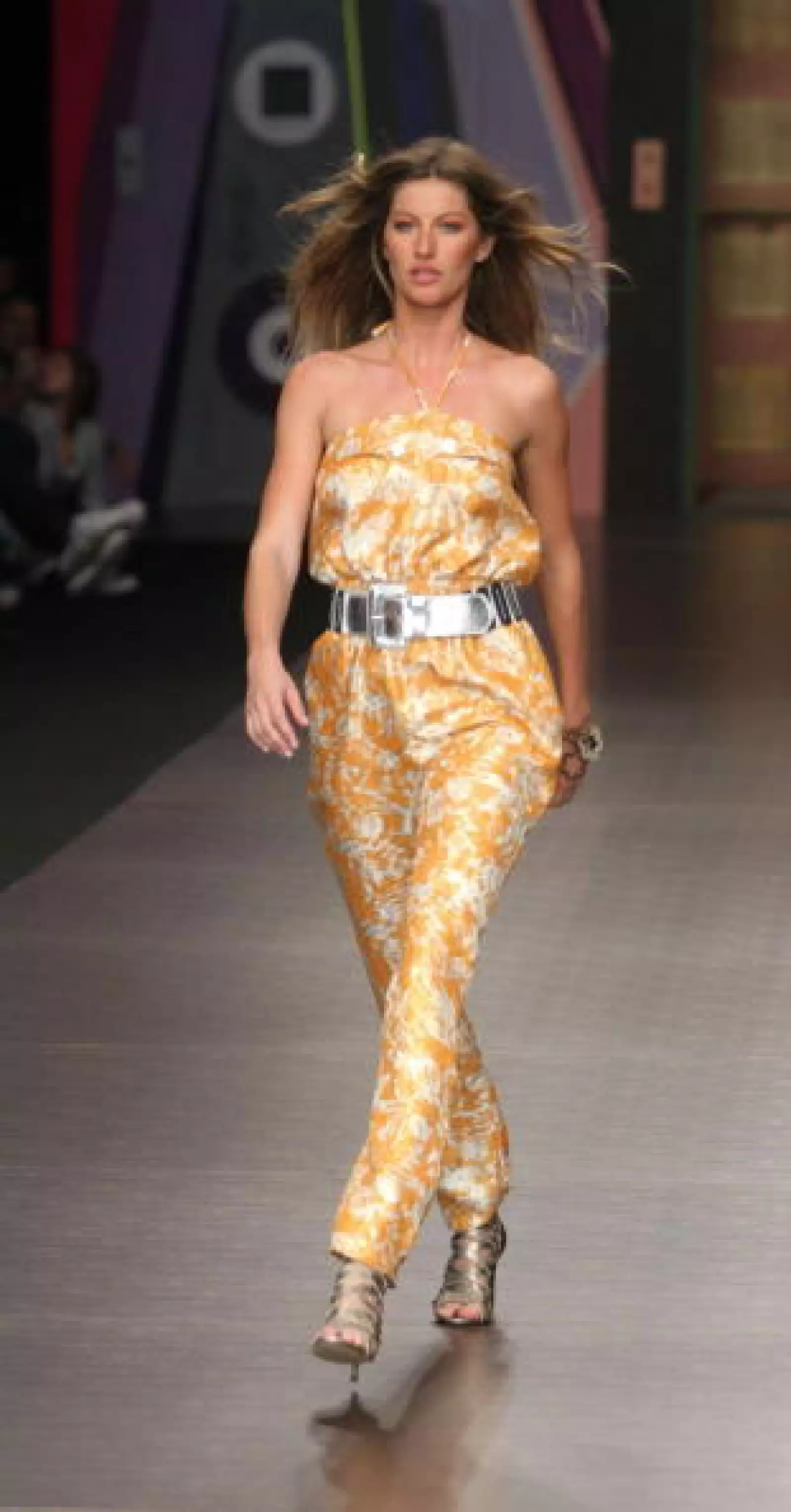 Gisele ataviada con el diseño de Jessica Lengyel en Río de Janeiro 2007.