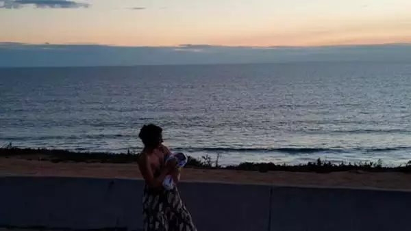 A pocos días del nacimiento de su primer hijo junto a Gerardo Casanova, Silvia compartió la primera fotografía del bebé, en ella se les ve frente al mar.