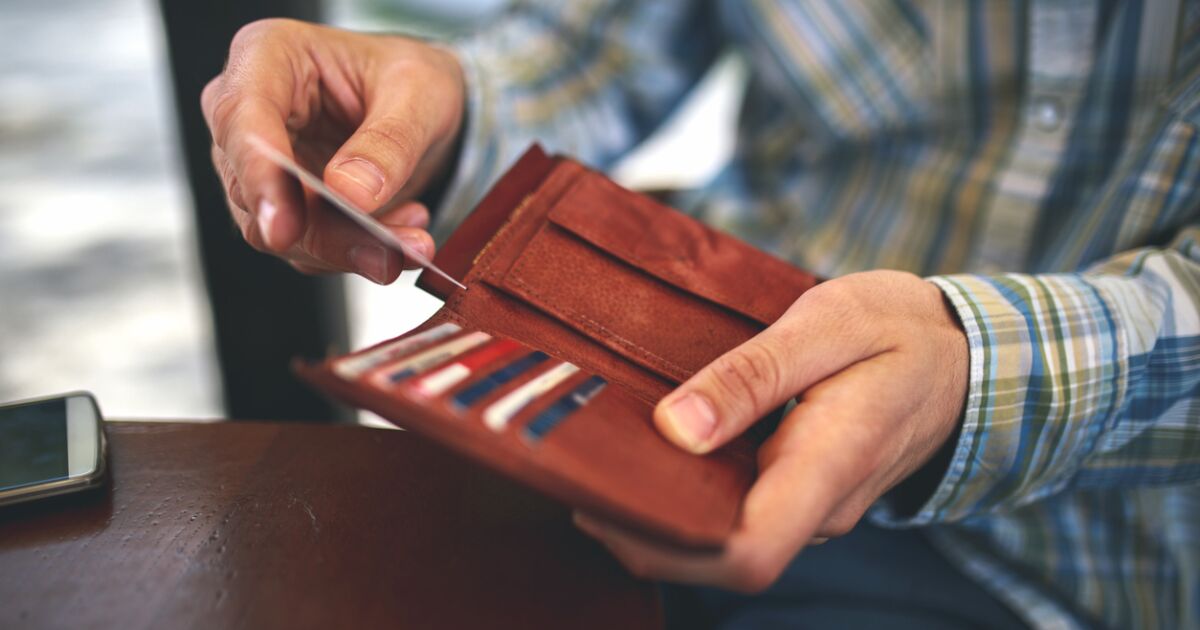 JOVENES ACUMULAN HASTA CINCO TARJETAS; BANCOS FRENA LA COLOCACIÓN