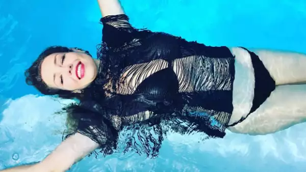 En su casa de Los Hamptons en Nueva York, acompañada por su mejor amiga Lili Estefan