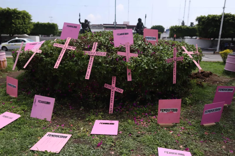 Cruces en color rosa en señal de protesta por feminicidios.