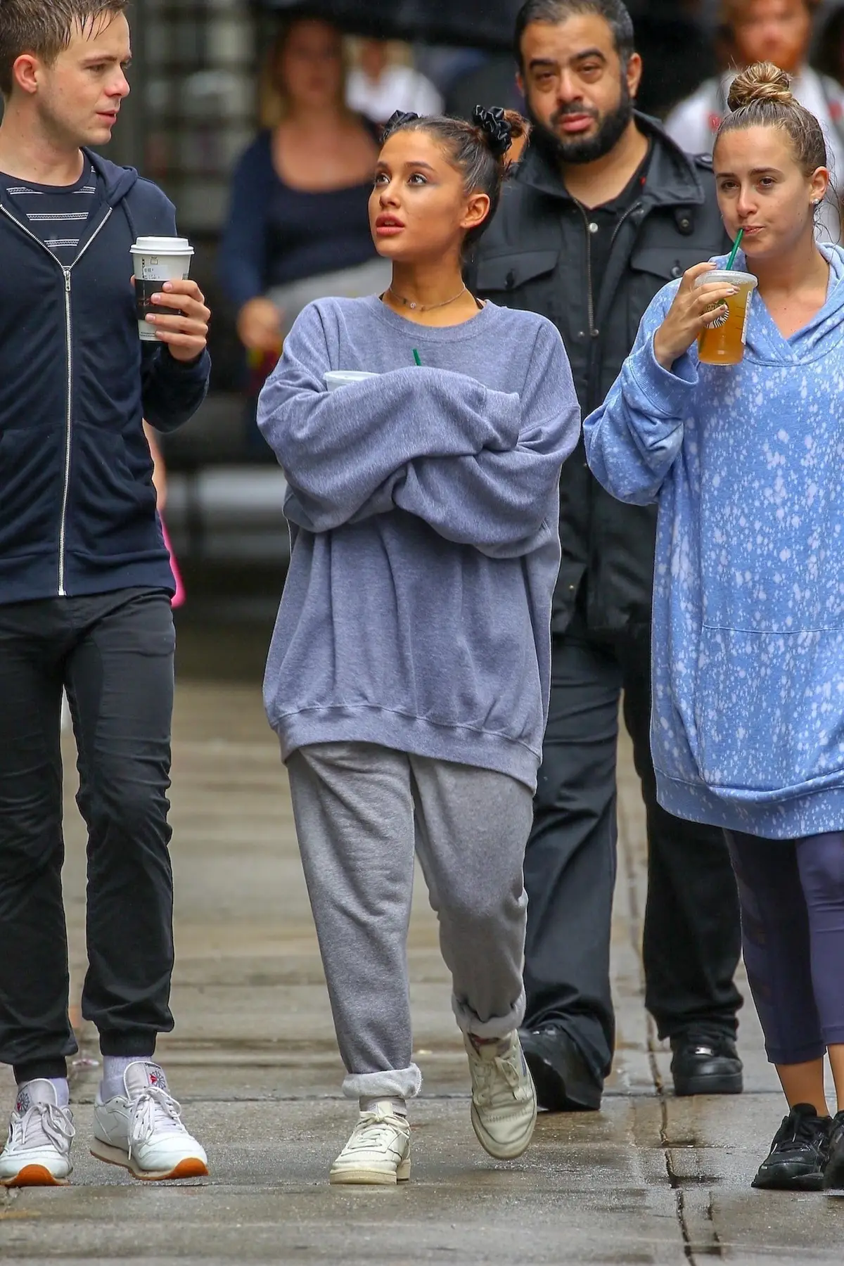 Ariana Grande se toma un momento para compartir con sus amigos 