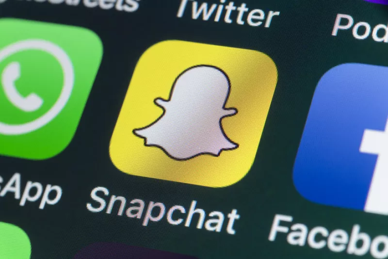 Snapchat, Facebook y Whatsapp enla pantalla de un teléfono