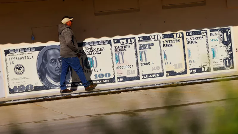 moneda de un péso sobre dolar