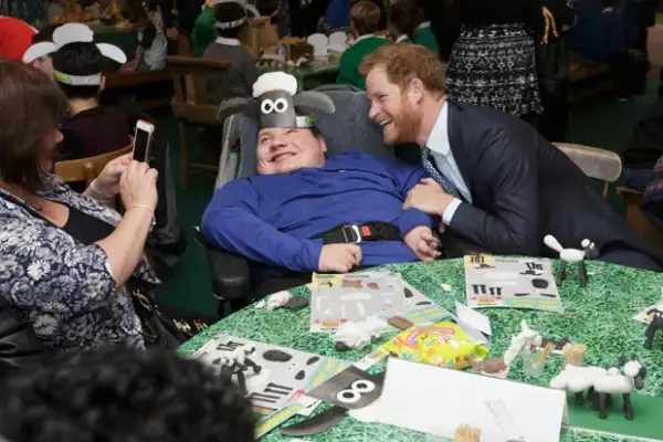Tanto Harry como William convivieron con los niños y armaron gorros con el personaje de La oveja Shaun.