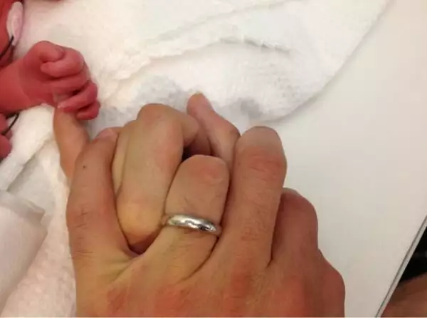 Jacky presentó la mano de su pequeña.