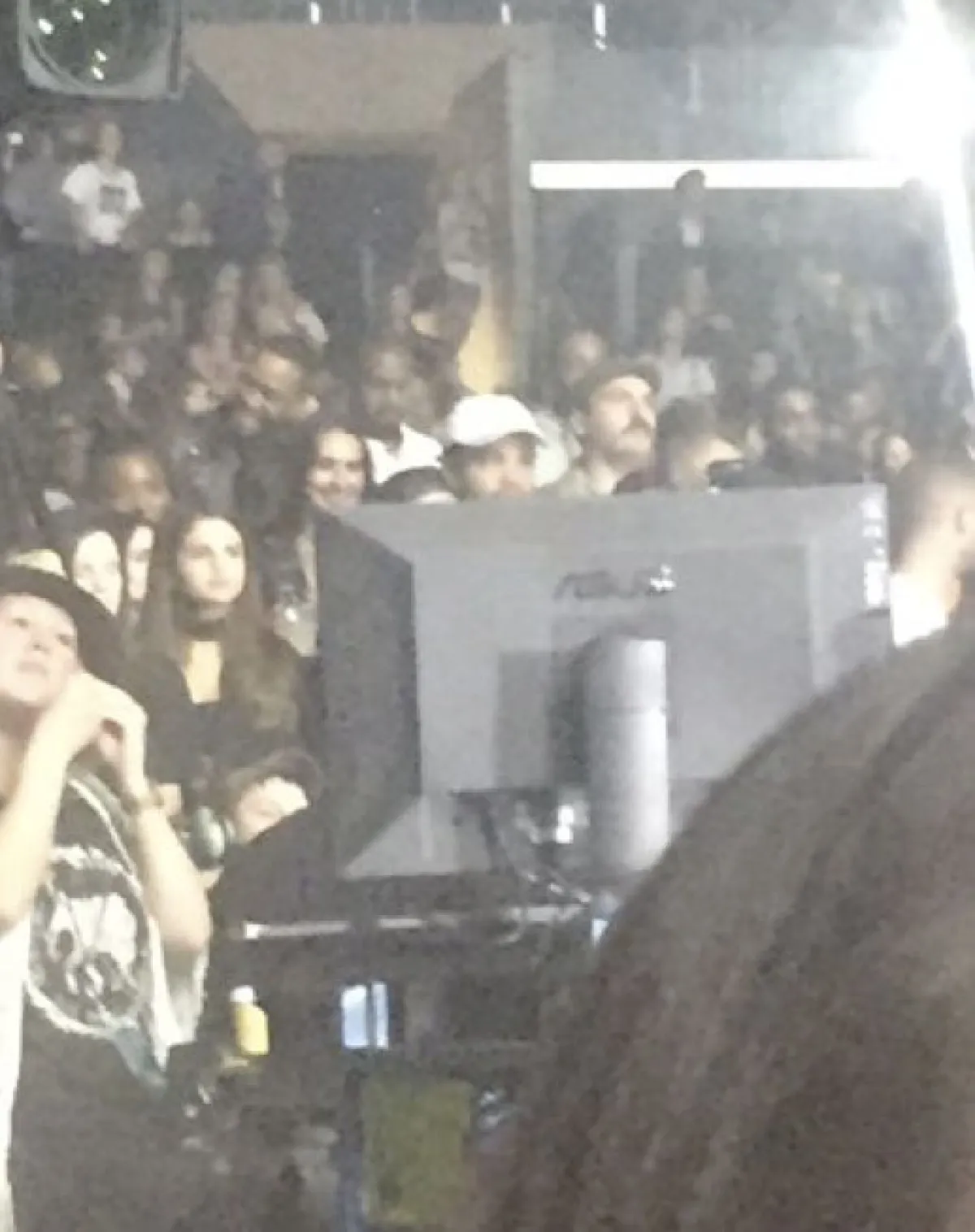 Selena estuvo en el último concierto de Justin en LA y después ambos fueron captados abordando la camioneta de Justin.