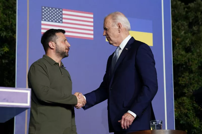 El presidente de Estados Unidos, Joe Biden, y el presidente de Ucrania, Volodimir Zelenski, se dan la mano el día que firman un nuevo acuerdo de seguridad. 